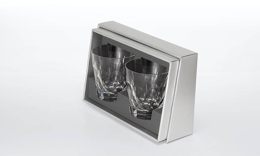 横並びのペアロックグラス。フタをとって箱を起こした斜め横から見た写真。