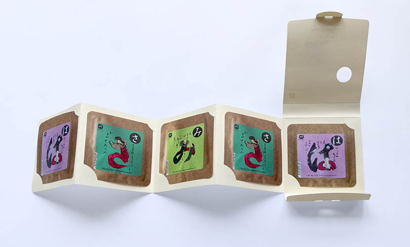 お茶のパウチバッグが5面横に並ぶ、蛇腹ファイリングBOXの開口イメージ