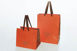 リユース可能な結婚式場の紙製手提げ袋は、弊社のデザイン〜製作事例です。